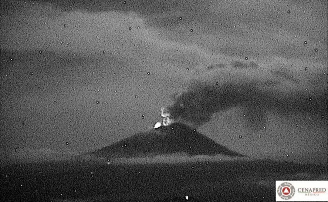Momento de expulsión de material volcánico del Popocatépetl. (FOTO: tomada de video)
