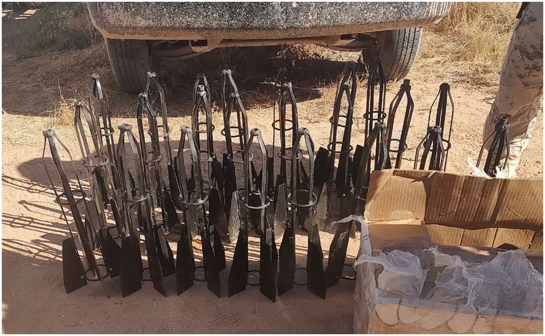 Elementos de la Guardia Nacional y el Ejército aseguran aditamentos para lanzar explosivos con drones y diverso material bélico en Caborca, Sonora este 20 de septiembre de 2024. Foto: Guardia Nacional