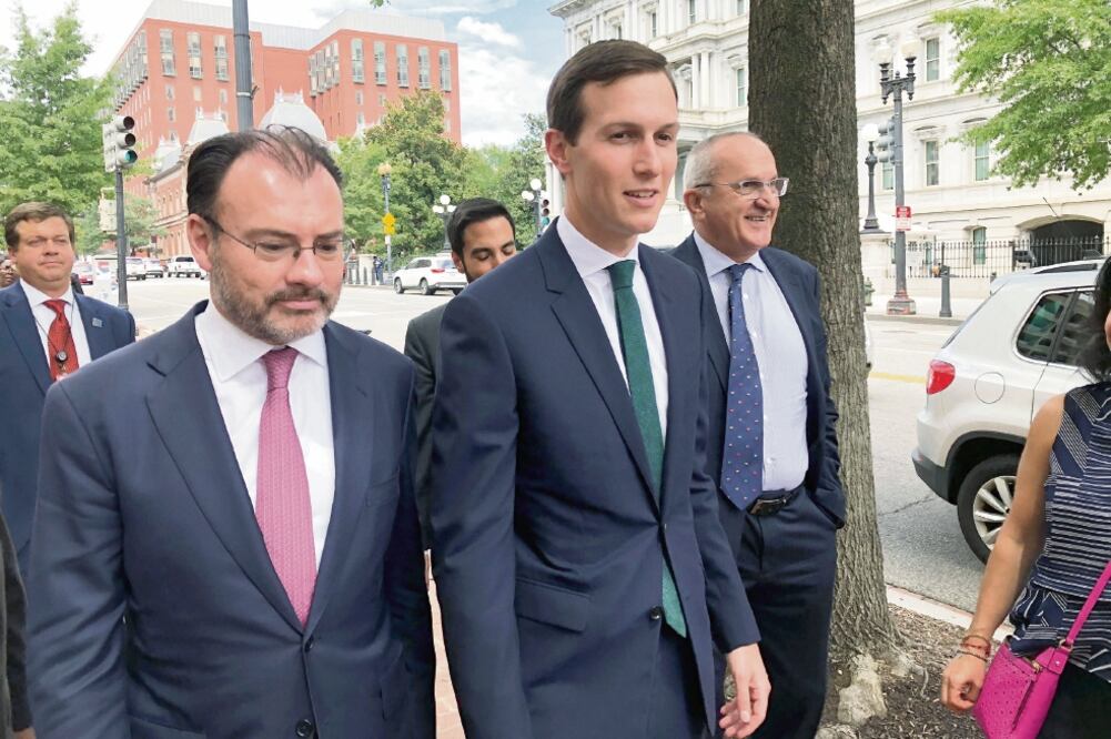 El canciller Luis Videgaray, Jared Kushner, asesor de la Casa Blanca, y Jesús Seade, encargado de seguir con las negociaciones del TLCAN el próximo gobierno (DAVID LAWDER. REUTERS)
