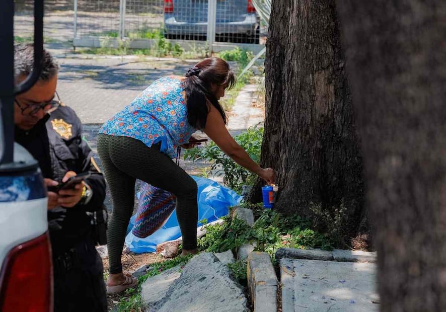 Vecinos alertaron a las autoridades sobre la presencia de una persona aparentemente inconsciente en la Cuarta Cerrada del Chiquihuite. Foto: Osmar Alvarado / EL UNIVERSAL