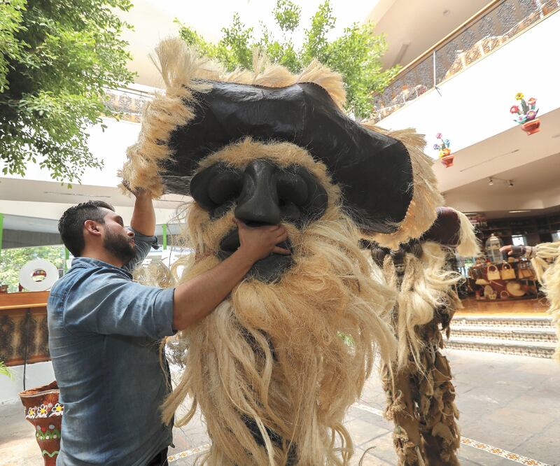 De acuerdo con artesanos, la elaboración de las máscaras lleva aproximadamente un año, dependiendo su tamaño y detalles. Foto: JORGE ALVARADO. EL UNIVERSAL