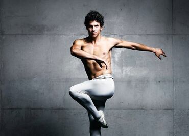 Isaac Hernández dines with the royals