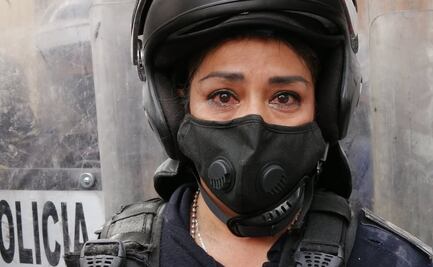 ¿Por qué lloraba la mujer policía en la marcha? Lo que hay detrás de la foto viral
