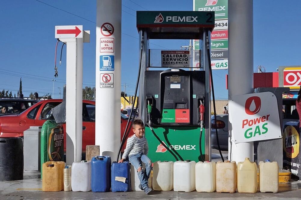 Una gasolinera en el municipio de Guadalupe fue tomada para regalar el combustible; sin embargo, personal logró activar las bombas de seguridad para evitar el suministro (MISAEL VALTIERRA. CUARTOSCURO)