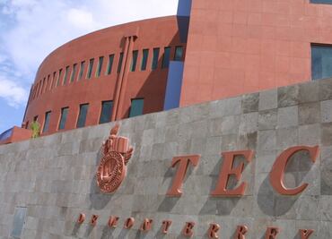 Revira servidora pública a AMLO tras críticas al Tec