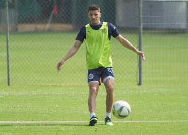 Hiram Mier es duda con Chivas para enfrentar a Tigres