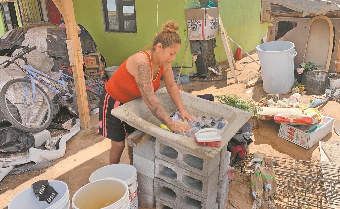Verónica, vecina de la colonia Lomas de Poleo, en Ciudad Juárez, asegura que buscan cualquier sombra para protegerse; adentro de las casas también está muy caliente, dice.