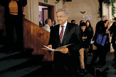 En su registro, AMLO promete dinero a jóvenes y ancianos