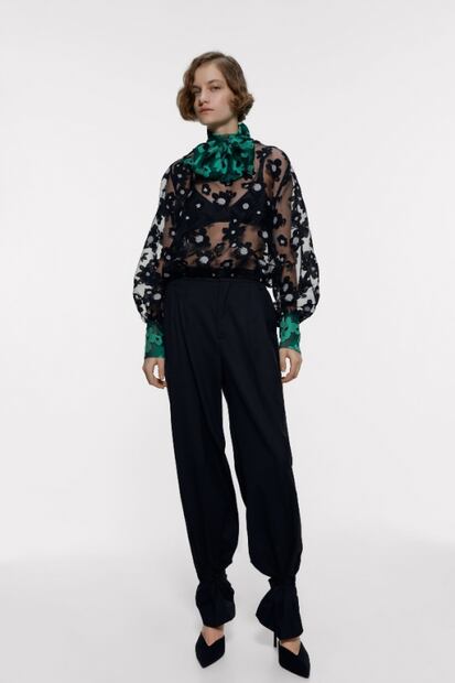 Las blusas perfectas para acompañar tu cabellera midi