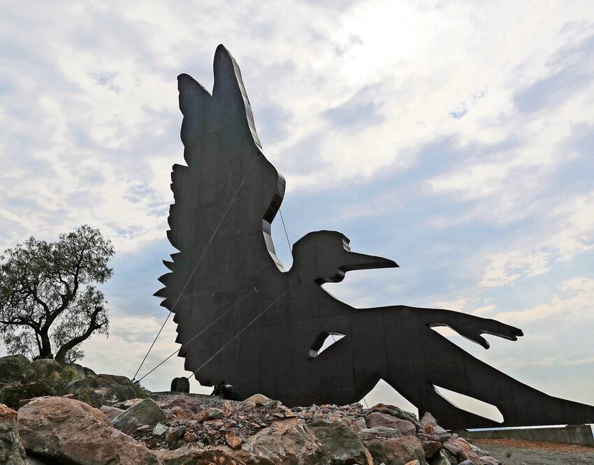 La escultura de 50 metros hecha de placas de acero de alta resistencia y con la característica imagen de las alas que identifica la obra de Marín, puede ser vista desde la autopista México-Puebla. (CRISTOPHER ROGEL BLANQUET. EL UNIVERSAL)