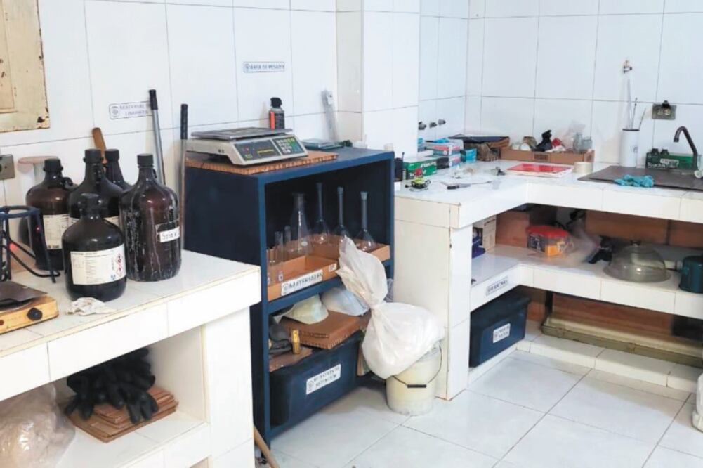 En el primer inmueble fue localizada un área de laboratorio con instrumentos, maquinaria, sustancias químicas, así como tambos, frascos y anaqueles. Foto/ESPECIAL