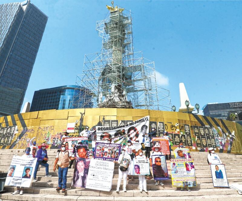 En la Ciudad de México, decenas de madres de hijos desaparecidos marcharon para exigir que las autoridades continúen la búsqueda. Foto: DIEGO SIMÓN SÁNCHEZ. EL UNIVERSAL