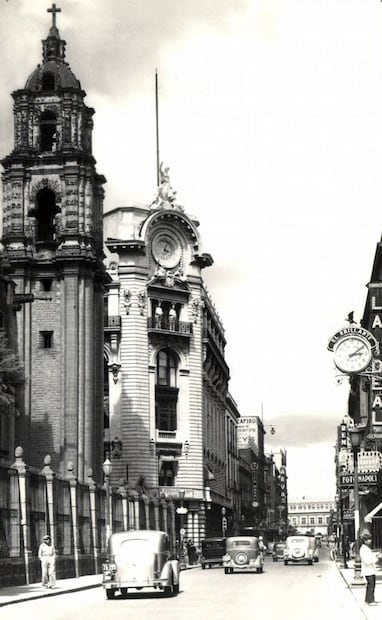 En los años 30 la CDMX ya tenía una vida diaria tan dinámica que se hizo necesario contar con edificios que se adaptaran a esa realidad. Colección Villasana.