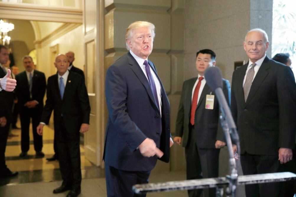 El presidente Donald Trump dio ayer una conferencia de prensa sobre la iniciativa tributaria en el Capitolio, en Washington. (JACQUELYN MARTÍN. AP)