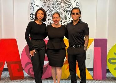 Cónsul de México en Houston presume trámite de pasaporte de Ángela Aguilar y Christian Nodal; cantantes expresan apoyo a migrantes mexicanos