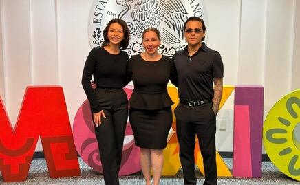 Cónsul de México en Houston presume trámite de pasaporte de Ángela Aguilar y Christian Nodal; cantantes expresan apoyo a migrantes mexicanos