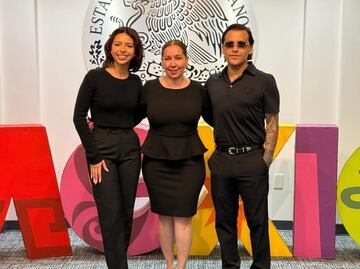 Cónsul de México en Houston presume trámite de pasaporte de Ángela Aguilar y Christian Nodal; cantantes expresan apoyo a migrantes mexicanos