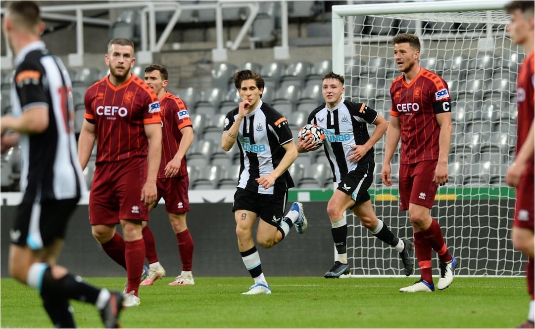 El mexicano Santiago Muñoz colabora con un gol en la derrota del Newcastle Sub-23 / FOTO: Twitter: @NUFC