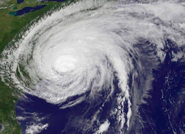 ¿Trump sugirió lanzar bombas nucleares a huracanes para evitar que lleguen a EU?