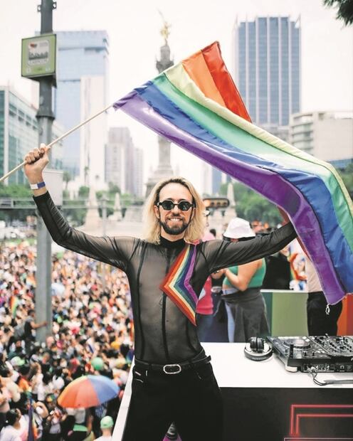 La música y la lluvia forman un arcoíris en el Zócalo