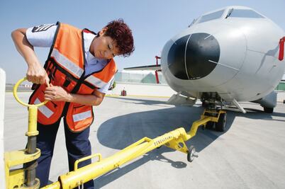 Guadalupe controla el historial de cada avión de la Marina y de sus hijos