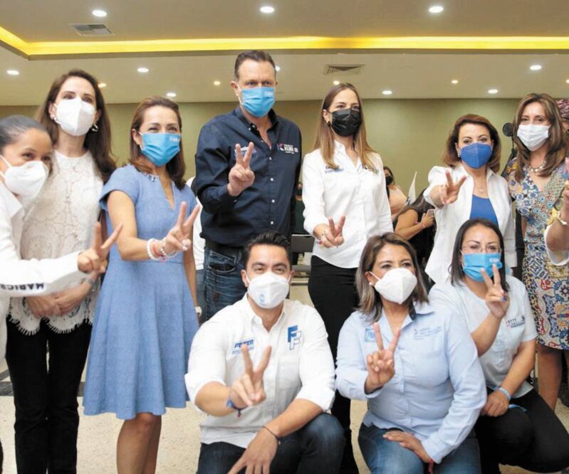 Mauricio Kuri, abanderado a la gubernatura de Querétaro por el PAN y QI, hizo campaña con Josefina Vázquez Mota (tercera de izq. a der.). Foto: Especial