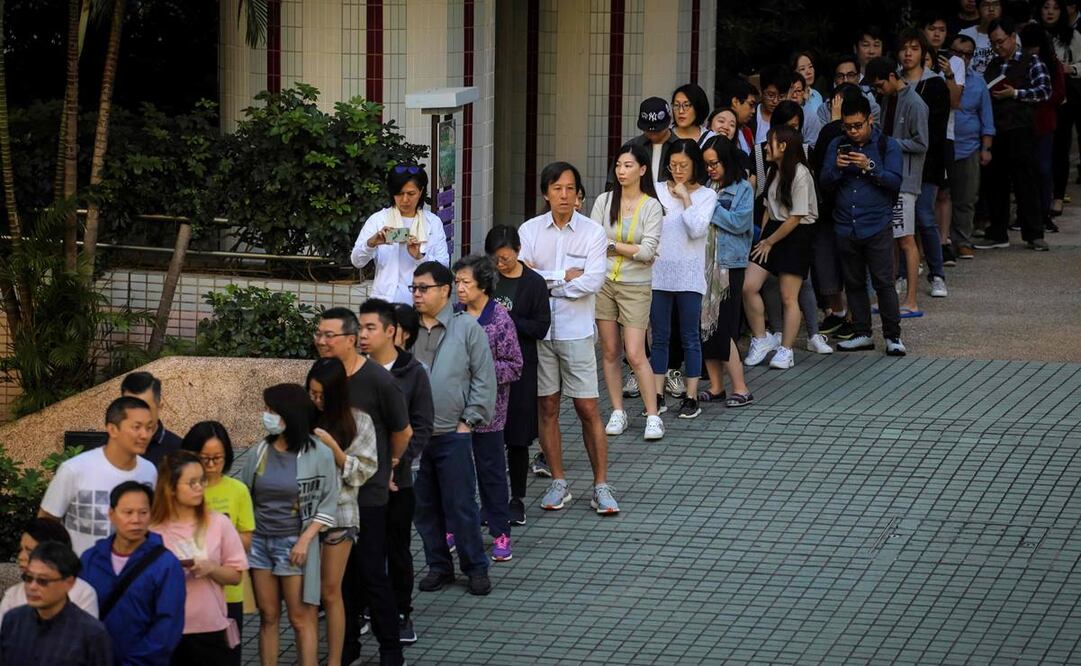 Largas filas para votar en elecciones de Hong Kong (Fotos: AFP)