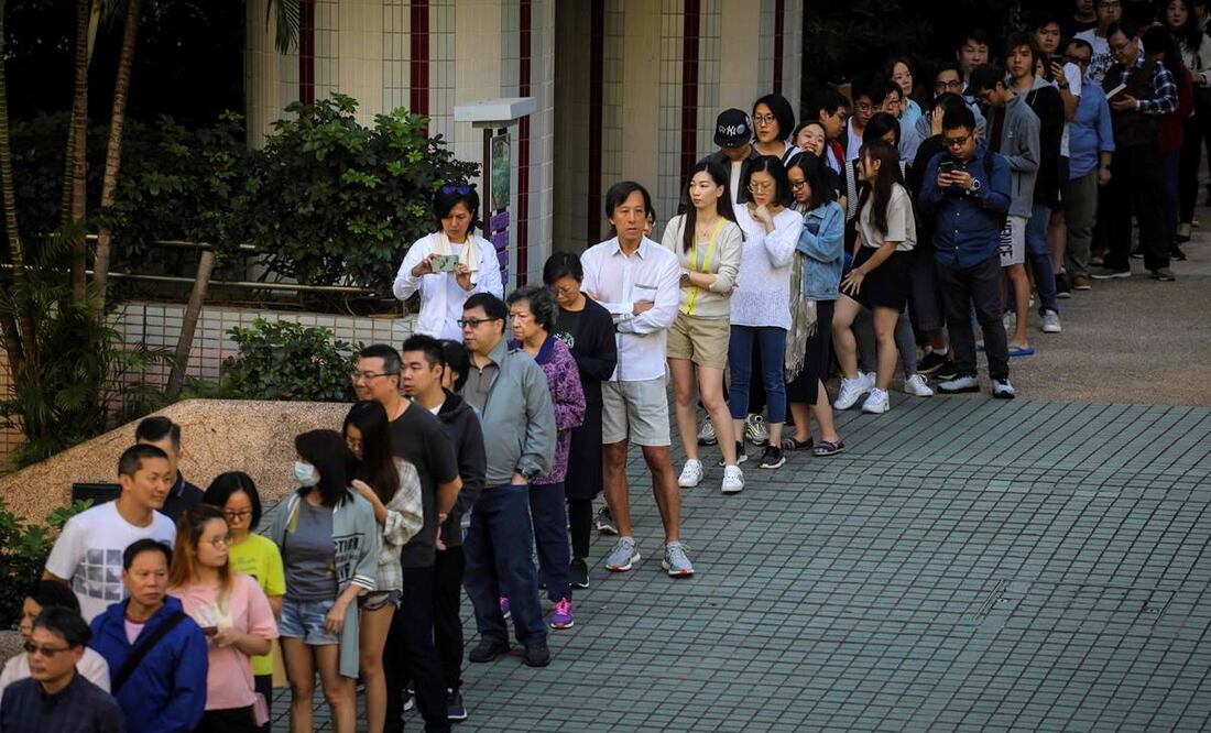 Largas filas para votar en elecciones de Hong Kong (Fotos: AFP)