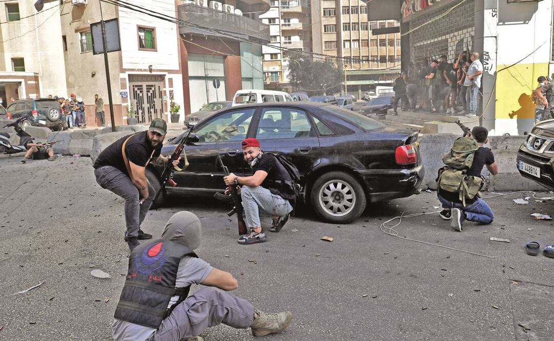 Combatientes de los movimientos chiítas Hezbolá y Amal, durante los enfrentamientos en la zona de Tayouneh, en Beirut. Foto: Anwar Amro/ AFP.
