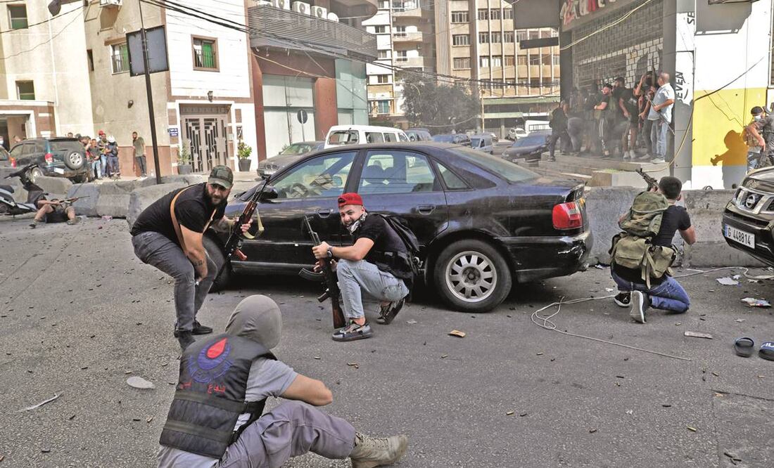 Combatientes de los movimientos chiítas Hezbolá y Amal, durante los enfrentamientos en la zona de Tayouneh, en Beirut. Foto: Anwar Amro/ AFP.