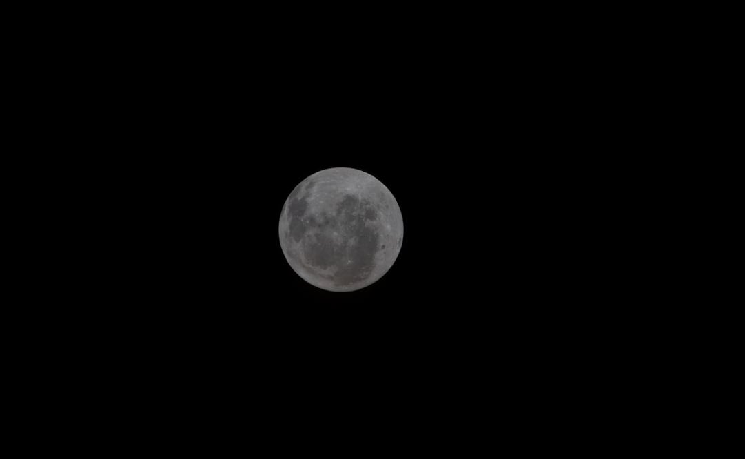 Esta imagen proporcionada por la NASA muestra la Luna en una fotografía tomada por la tripulación de la misión Artemis II el sábado 4 de abril de 2026, día 4 de su viaje a la Luna. Foto: AP