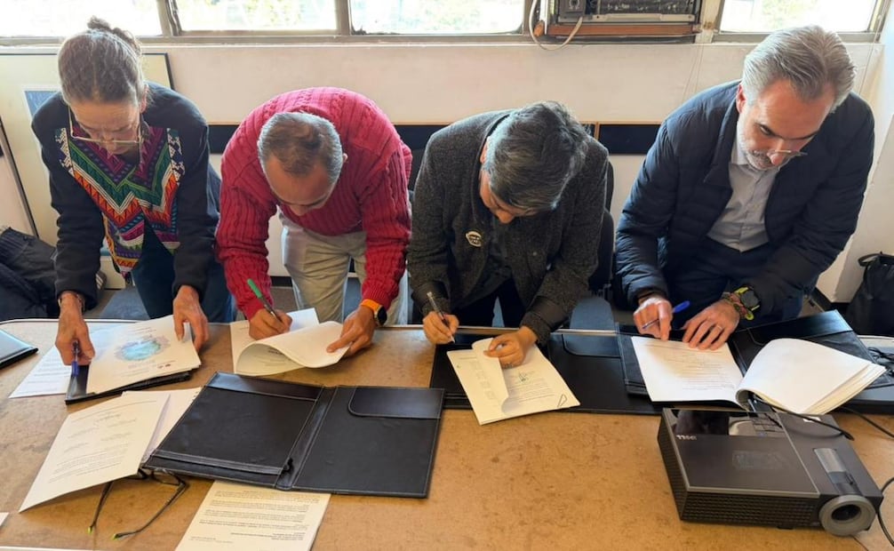 Secretaría de Cultura y Medio Ambiente firman Plan de Manejo para preservar a “Eugenio”, árbol de más 150 años; garantizan su supervivencia.
Foto: Especial.