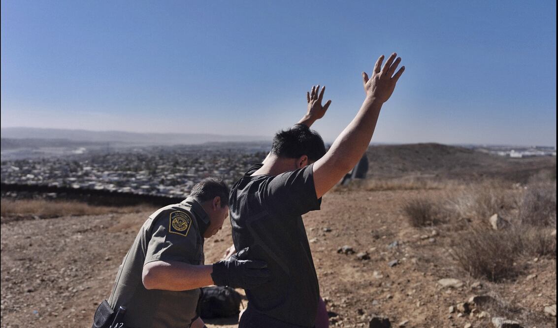 Migrantes son detenidos por la Patrulla Fronteriza tras cruzar el muro, el 23 de enero de 2025, en San Diego, California. Foto: AP