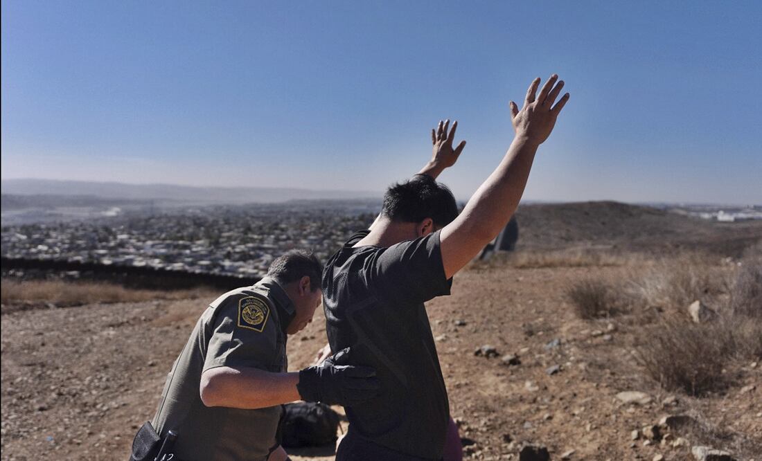 Migrantes son detenidos por la Patrulla Fronteriza tras cruzar el muro, el 23 de enero de 2025, en San Diego, California. Foto: AP