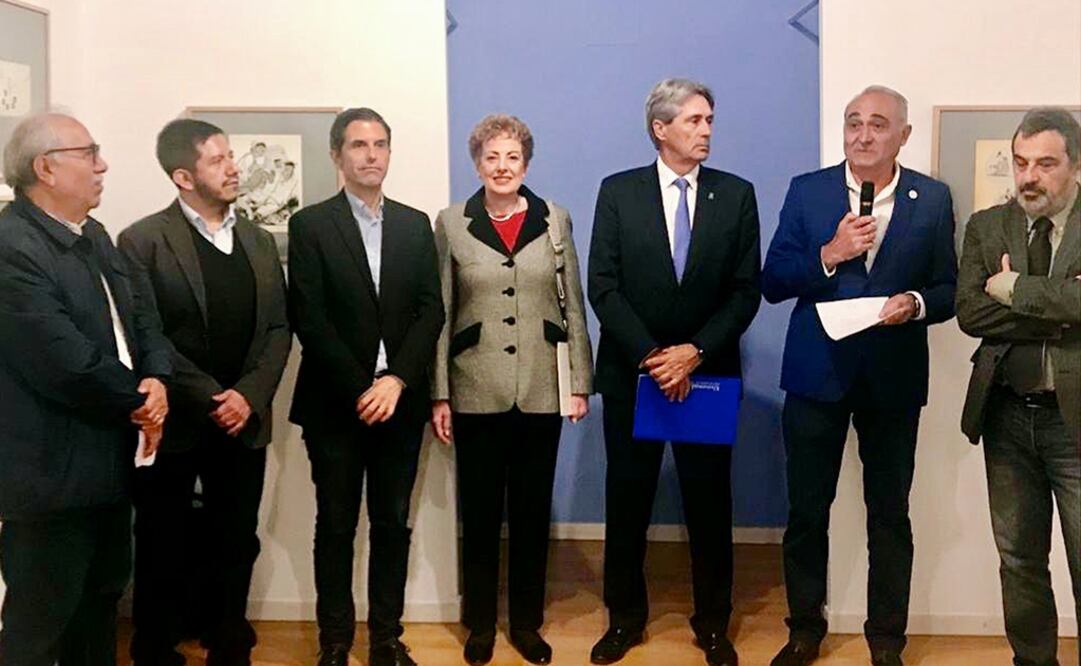La exposición "Cien años de caricatura en El Universal" llegó en la sala de exposiciones de la Fábrica del Humor de la Universidad de Alcalá de Henares, en España. En la inauguración estuvieron presentes Agustín Sánchez González, curador de la muestra; Julio Aguilar, editor de Cultura de EL UNIVERSAL; Javier Rodríguez Palacios, alcalde de Alcalá; Roberta Lajous, embajadora de México en España; el doctor José Vicente Saz, rector de la Universidad de Alcalá; Tomás Gallego Izquierdo, académico de la Universidad de Alcalá; y Julio Rey, director técnico del Instituto Quevedo de las Artes de Humor. Foto: Cortesía del Instituto Quevedo de las Artes del Humor