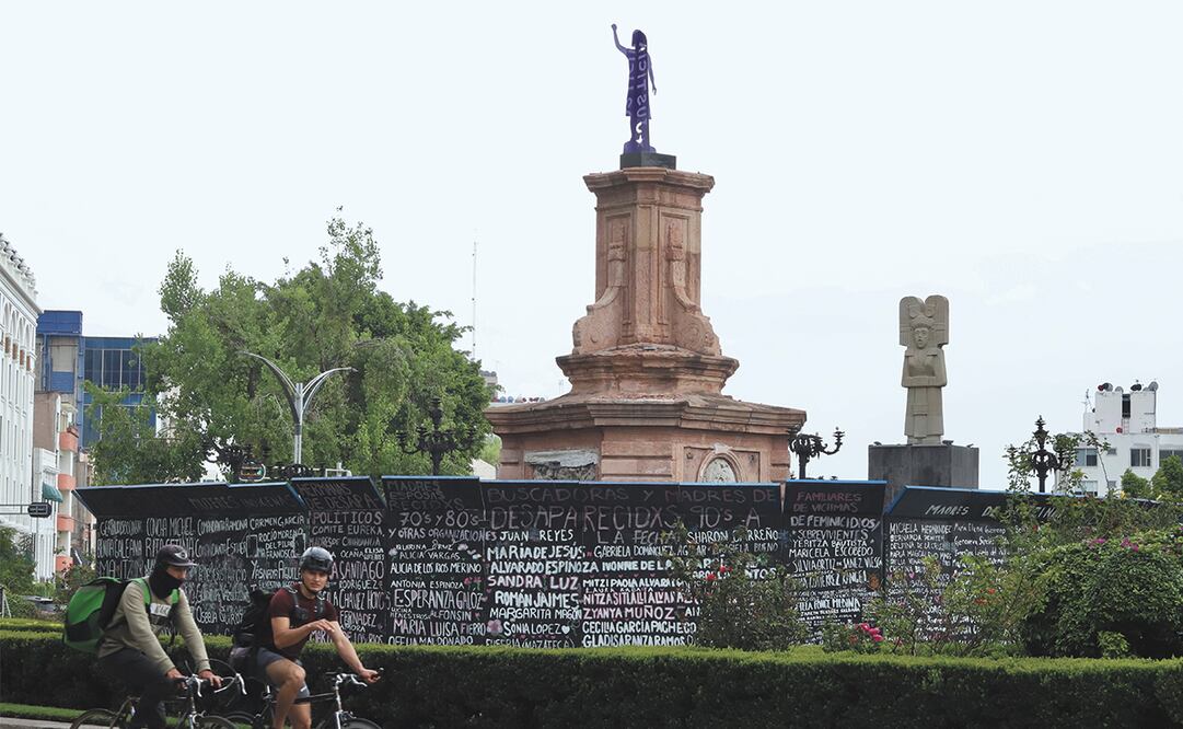 Con poco revuelo se develó a un costado de la glorieta de las mujeres que luchas el monumento a la Joven de Amajac en reconocimiento a la lucha de las mujeres indigenas de México. Fotos: Berenice Fregoso | El universal