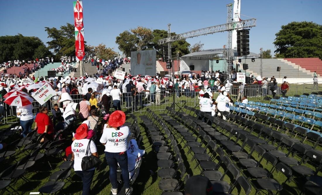 El aspirante no logró llenar el estadio de futbol de Guasave. Foto: Yadín Xolalpa/ EL UNIVERSAL