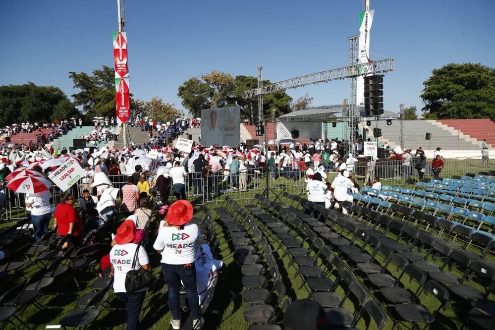 El aspirante no logró llenar el estadio de futbol de Guasave. Foto: Yadín Xolalpa/ EL UNIVERSAL