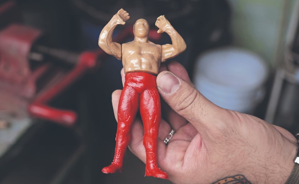 Los luchadores son “el caballito de batalla”del creador, quien emprendió el oficio de fabricar juguetes de plástico. Foto: Carlos Mejía/ EL UNIVERSAL