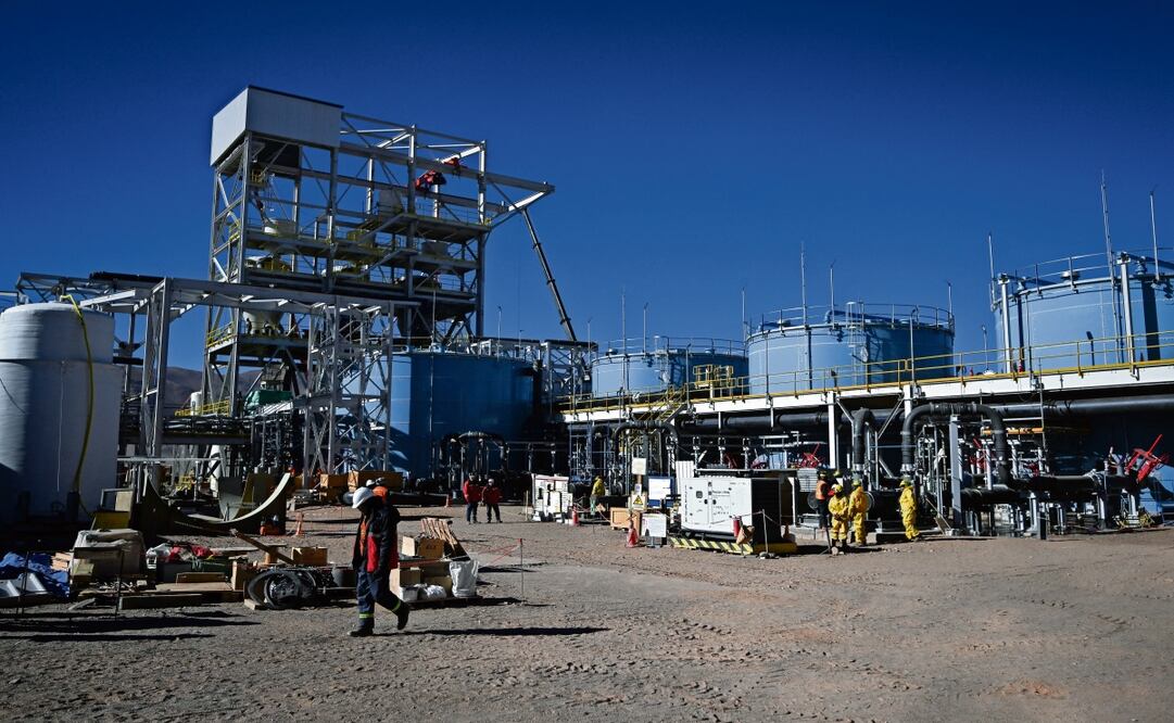 Trabajadores en la planta de extracción de litio de Eramine en el Salar Centenario Ratones en la provincia de Salta, Argentina. Foto: Luis Robayo / AFP)