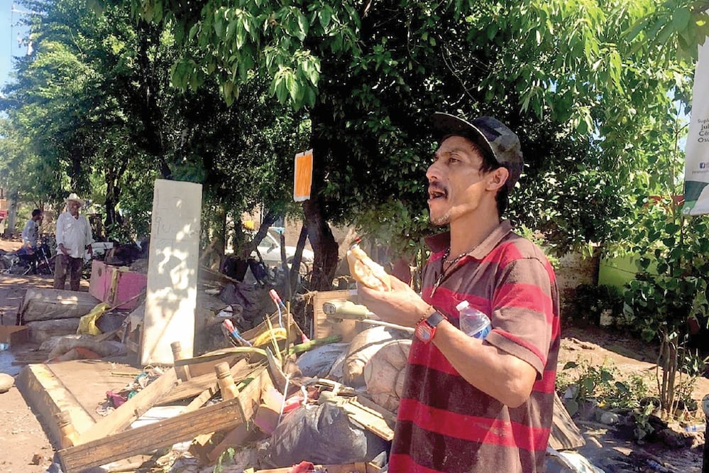 En la casa de Luis los enseres domésticos y ropa quedaron inservibles. (JAVIER CABRERA. EL UNIVERSAL)