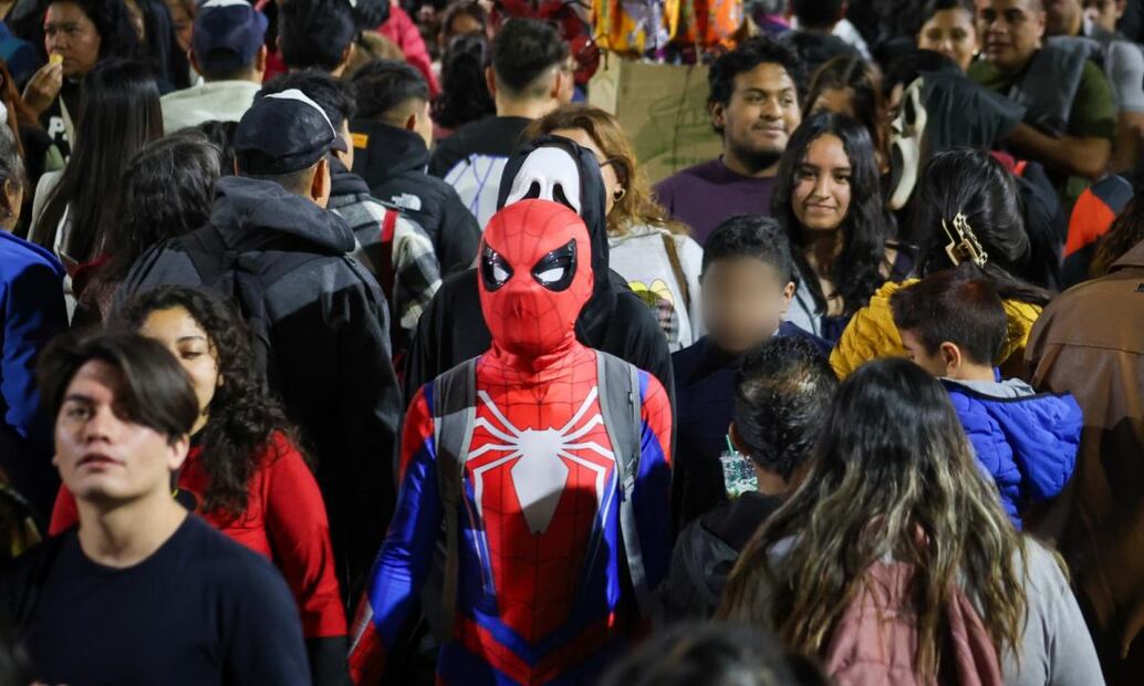 Entre catrinas, monstruos y personajes de fantasía, capitalismo y turistas celebran el Halloween.
Foto: Luis Camacho (31/10/25)