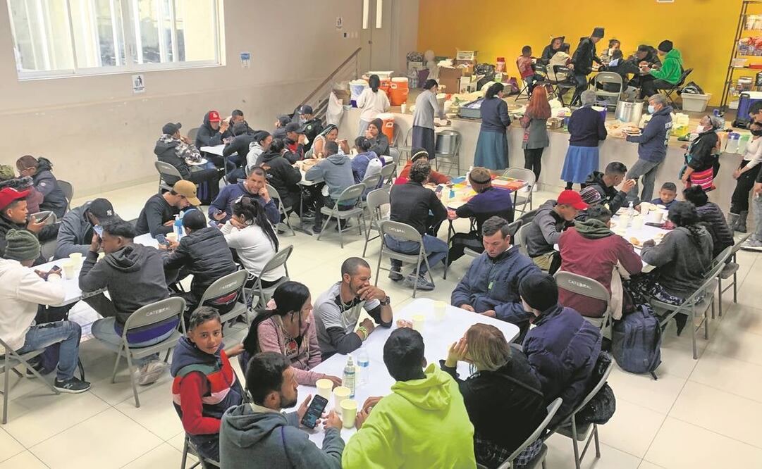Un plato de arroz con frijoles charros y un pan es el alimento que recibieron migrantes en el comedor de la Catedral juarense. Foto: Especial