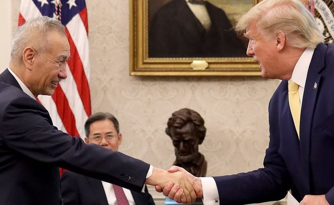 El presidente Trump y el vice primer ministro de China, Liu He, se dan la mano tras llegar a un acuerdo comercial inicial. Foto: Getty Images 