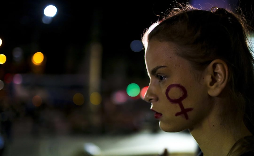 Una mujer participa en una manifestación contra la violación de una adolescente por 33 hombres (Foto: Archivo/EFE) 
