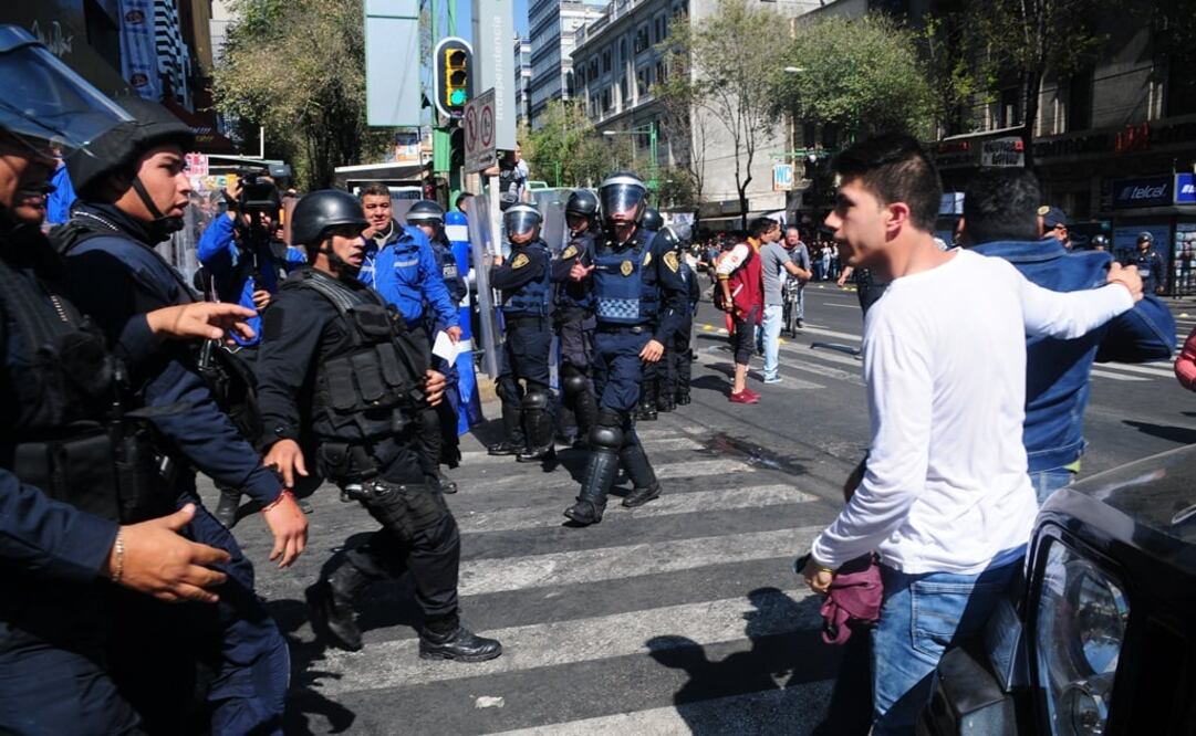 Este miércoles se desplegó un operativo en locales ubicados sobre el Eje Central y las inmediaciones de Plaza de la Computación para decomisar mercancía robada. (Foto: Hugo García/El Gráfico)