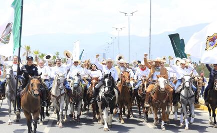 Américo Villarreal encabeza cabalgata de la Unidad en Ciudad Victoria; participan más de 2 mil jinetes