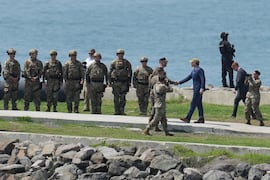 El secretario de Guerra de EU, Pete Hegseth, saluda a personal militar, al concluir ejercicios militares en Panamá. FOTO: MATÍAS DELACROIX. AP