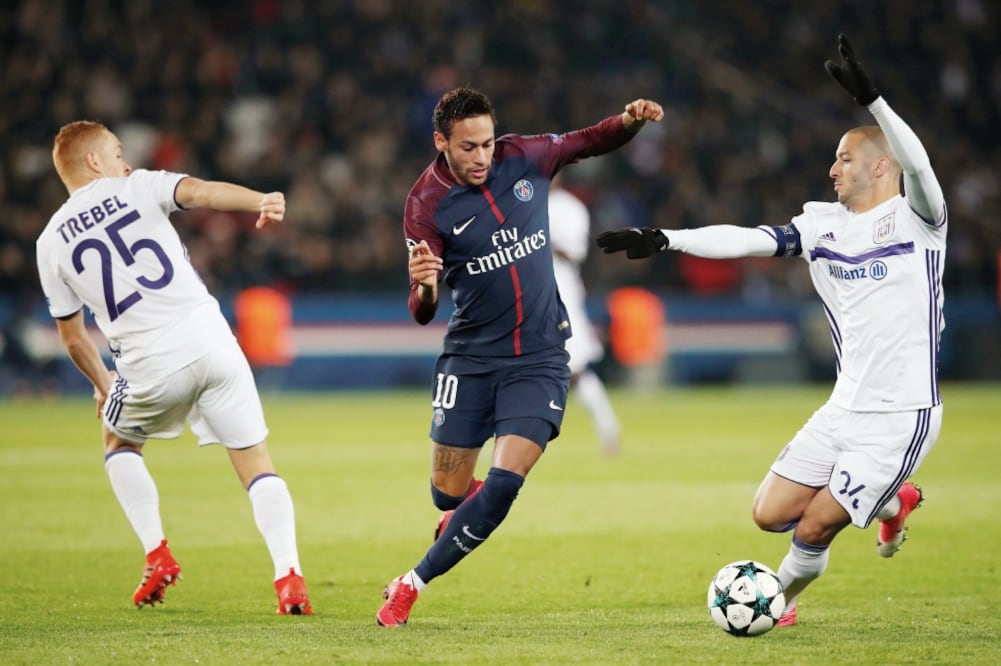 Neymar puso su granito de arena al firmar un tanto. (BENOIT TESSIER. REUTERS)