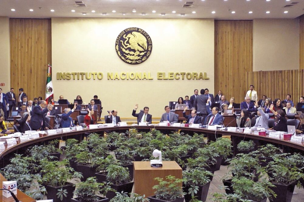 Los consejeros del INE impusieron una multa a Morena por 197 mdp, misma que fue calificada por Andrés Manuel López Obrador como “golpe artero”. (ARCHIVO EL UNIVERSAL)